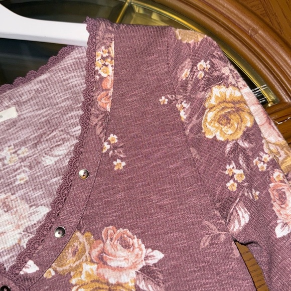 NEW! Maurices Pink Mauve Floral Print Lace Detail V-Neck Long Sleeve Henley Top - Picture 10 of 16